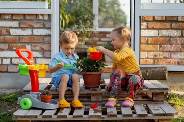 Enfant qui arrose une plante